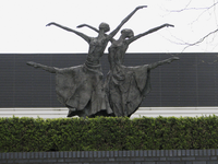 905878 Afbeelding van het bronzen beeldhouwwerk 'Twee dansende vrouwen', gemaakt door Ineke van Dijk, bij het kantoor ...
